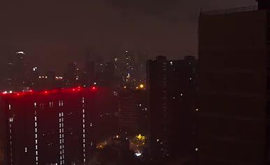夜晚狂风暴雨电闪雷鸣天气实拍4k视频的预览图